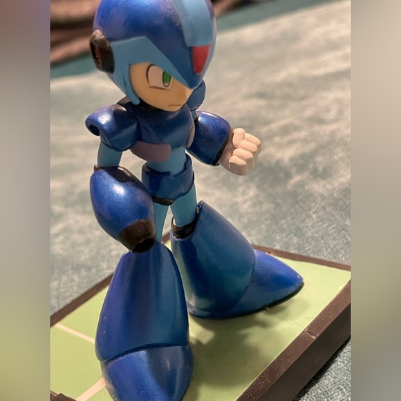 Mega Man on Platform - Picture 6 of 8